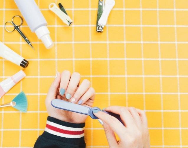 nails